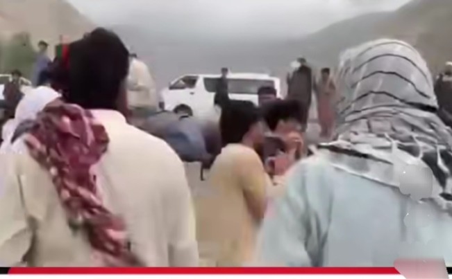 Sejumlah warga mengevakuasi korban gempa yang melanda kawasan Timur Afghanistan Minggu (31/8/2025) waktu setempat. [Instagram]